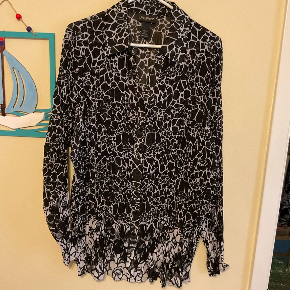 Lane Bryant Black and White Abstract Blouse pleated material for great fit.